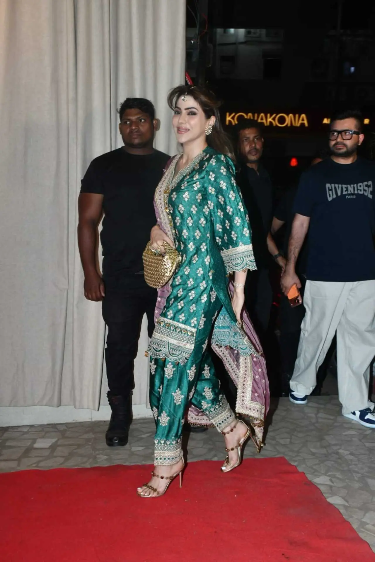 <p>Nikki Tamboli looked stunning in a dark green suit, accentuated with a delicate maang tikka, making a graceful appearance at Awez Darbar&rsquo;s Iftar party.</p>